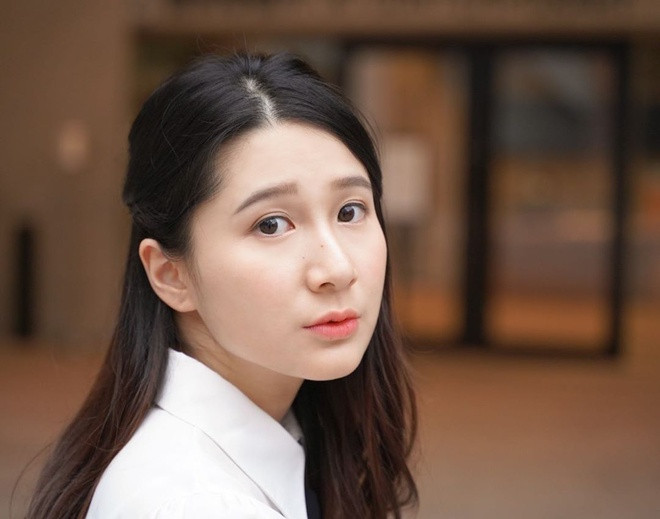 Jocelyn được nhiều dân mạng nhận xét có nét giống một số minh tinh của đài TVB như Chung Gia Hân và Huỳnh Thúy Như. Tiểu thư 26 tuổi từng cho biết từ thời trung học, cô đã được bạn bè gọi là phiên bản mini của Chung Gia Hân vì kém nữ diễn viên này 15 cm. Ở vòng loại cuộc thi hoa hậu, 9X tiết lộ chiều cao của mình là 1,57 m.