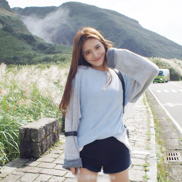 Đôi mắt biết nói cùng hàng lông mi cong vút thu hút ánh nhìn của tất cả mọi người dù chỉ lướt qua cô trong khoảnh khắc.