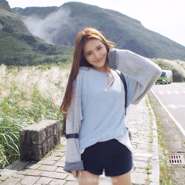 Đôi mắt biết nói cùng hàng lông mi cong vút thu hút ánh nhìn của tất cả mọi người dù chỉ lướt qua cô trong khoảnh khắc.