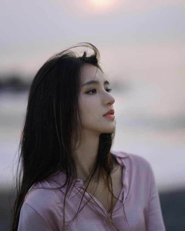 Góc nghiêng xuất sắc của "nữ thần Vũ Hán" khiến ai nấy đều mê mẩn.