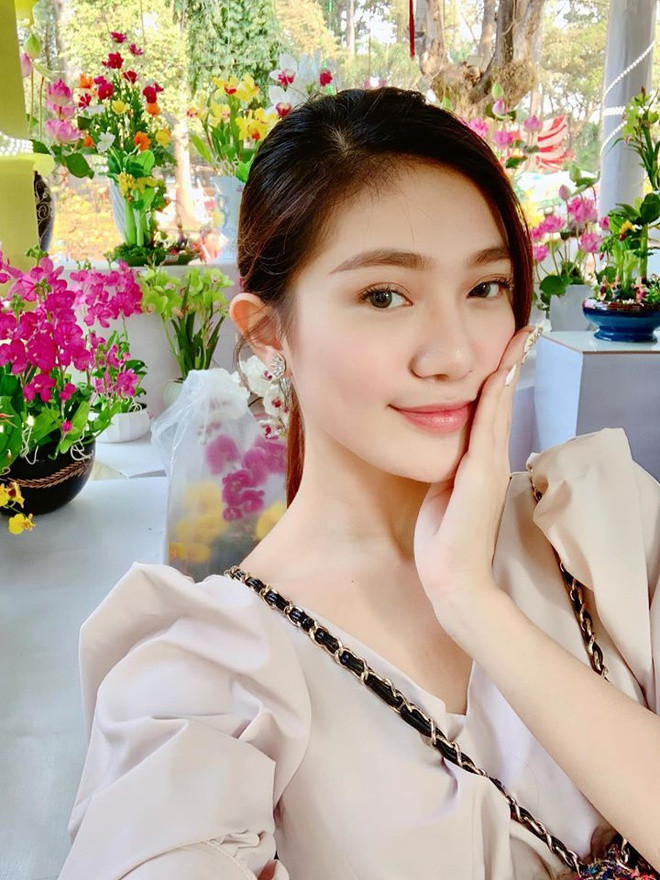 Hoa khôi 10X sở hữu chiều cao 1m70 nổi bật cùng nhan sắc xinh đẹp không kém gì hoa hậu với đôi mắt to tròn, khuôn miệng tươi tắn, răng khểnh cực kỳ duyên dáng.