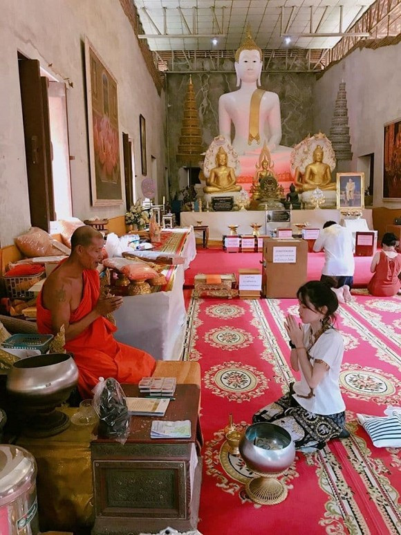 Không chịu nổi những lời lẽ xúc phạm của dân mạng, Huỳnh Anh từng đăng tải tấm hình đi chùa cầu an kèm trạng thái: "Hủy diệt người chỉ cần một câu, xây dựng người lại mất ngàn lời, xin bạn đa khẩu hạ lưu tình".