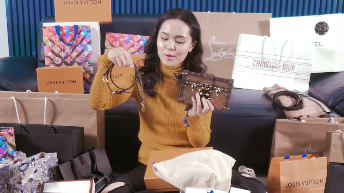 Trong clip, Quỳnh Anh cho biết trong số đồ được cô "đập hộp" có rất nhiều món quà của Duy Mạnh tặng. Trong một lần Quỳnh Anh nói sẽ đi mua khuyên tai, cầu thủ CLB Hà Nội không ngần ngại thẳng tay chuyển 50 triệu đồng để làm vui lòng bạn gái.