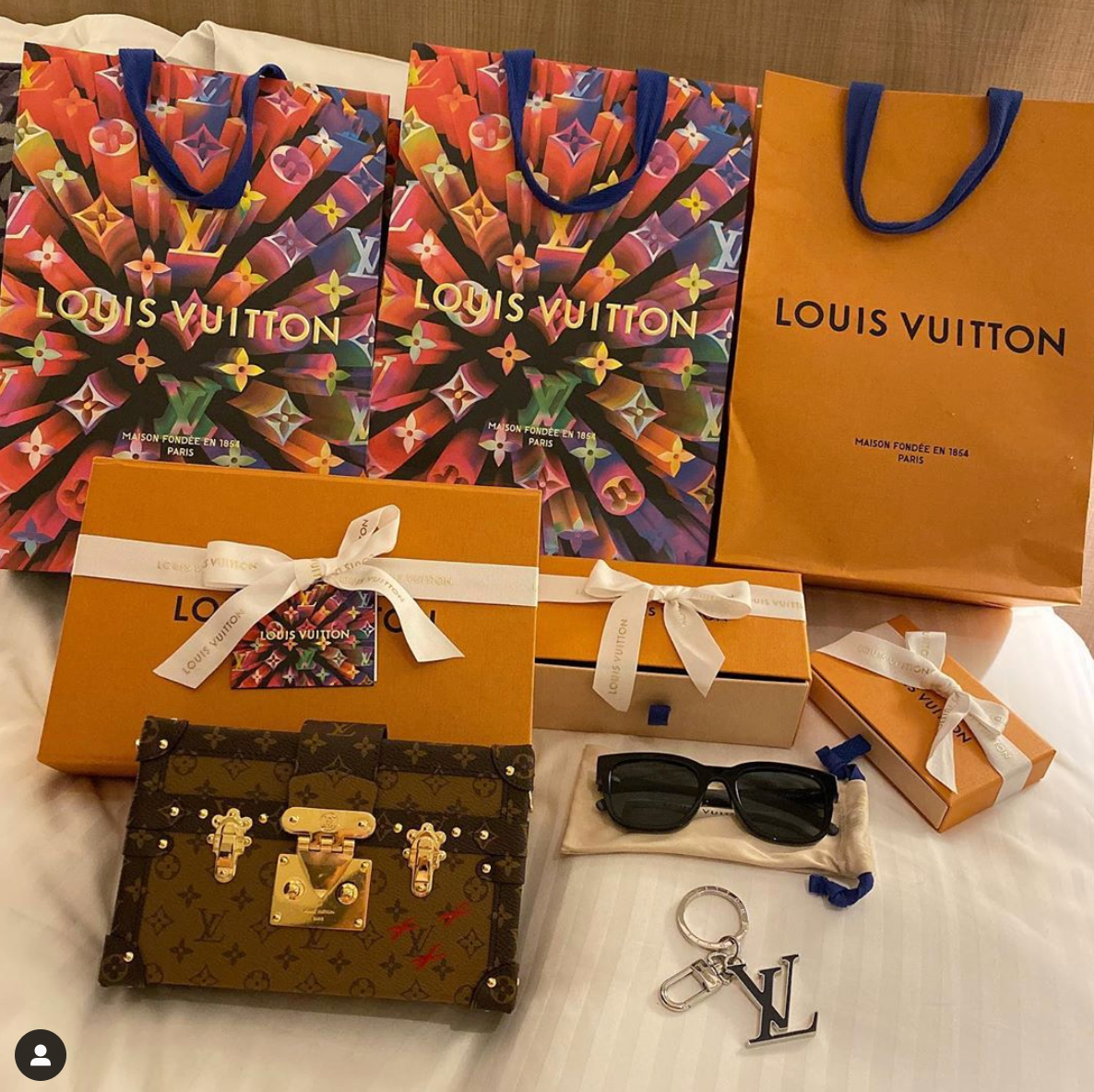 Không dừng lại ở đó, khi đang đi du lịch bên Nhật thì Quỳnh Anh bị ốm, Duy Mạnh cũng mạnh tay chi 6.000 USD (khoảng hơn 120 triệu đồng) mua chiếc túi của thương hiệu Christian Dior để "chữa bệnh" cho bạn gái.