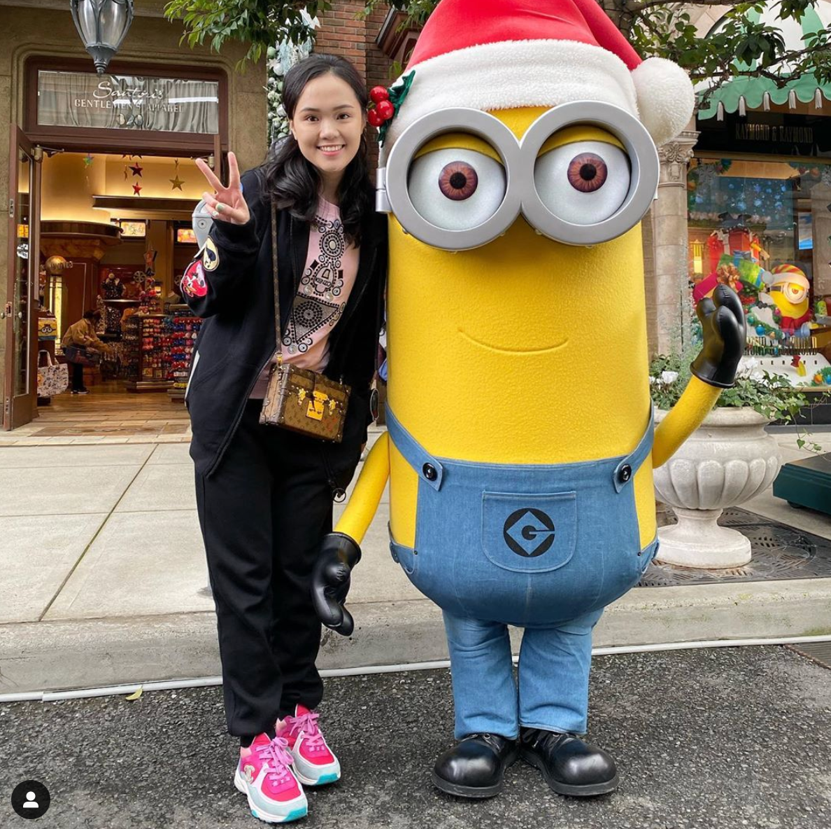 Quỳnh Anh (SN 1996) đúng chuẩn "tiểu thư cành vàng lá ngọc". Cô nàng là ái nữ thứ 2 của ông Nguyễn Giang Đông - cựu chủ tịch CLB Sài Gòn FC và là em vợ của cầu thủ Văn Quyết. Cô nàng từng theo học khoa Luật quốc tế của Học viện Ngoại giao.