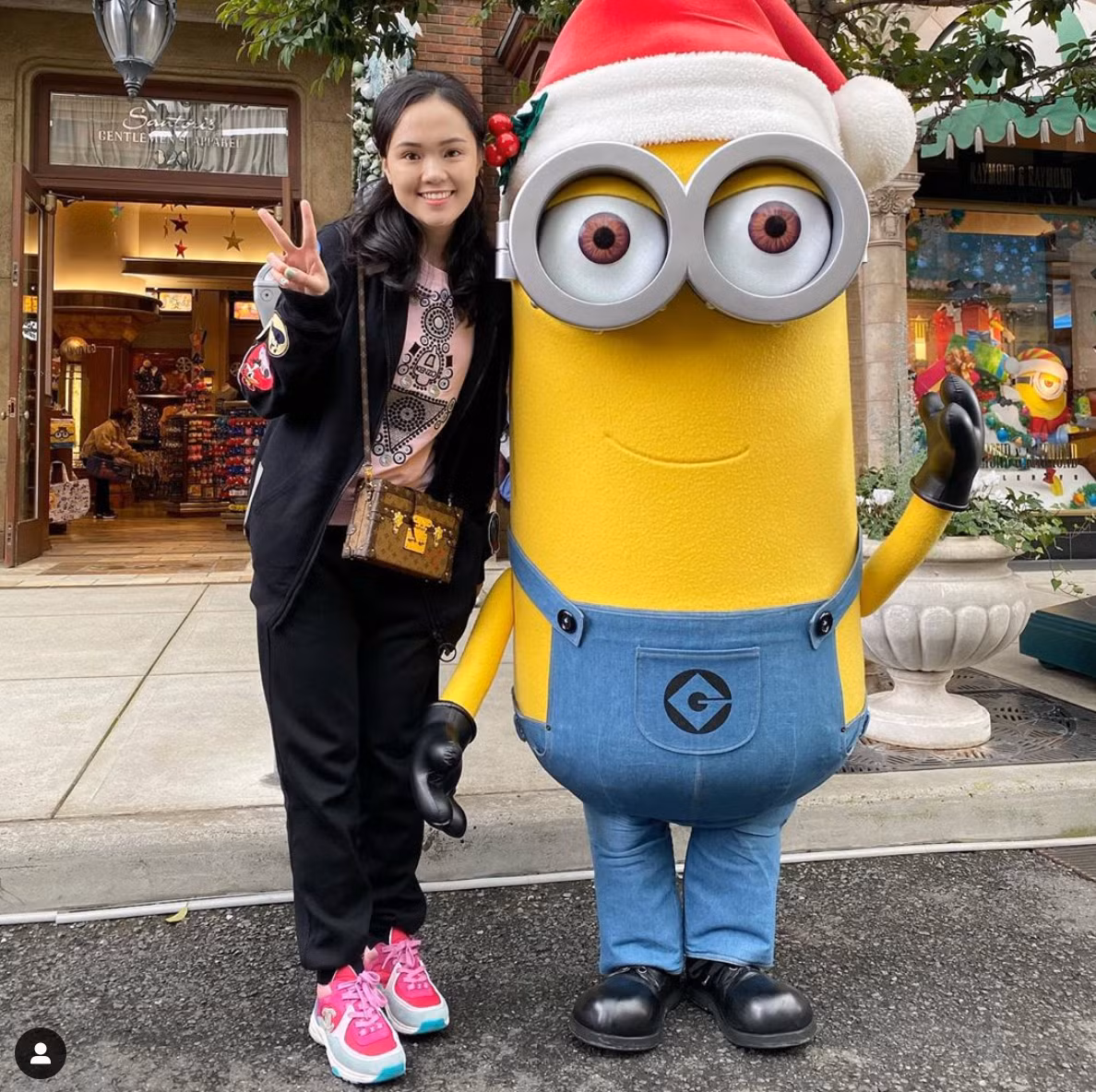 Quỳnh Anh (SN 1996) đúng chuẩn "tiểu thư cành vàng lá ngọc". Cô nàng là ái nữ thứ 2 của ông Nguyễn Giang Đông - cựu chủ tịch CLB Sài Gòn FC và là em vợ của cầu thủ Văn Quyết. Cô nàng từng theo học khoa Luật quốc tế của Học viện Ngoại giao.