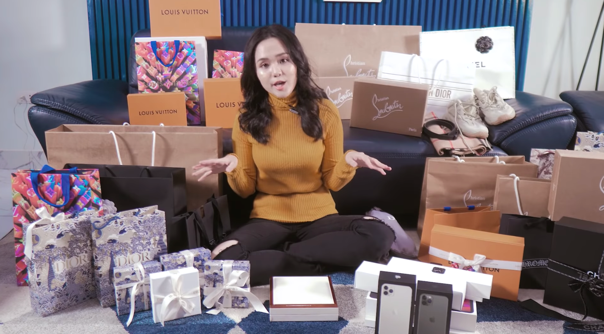 Sau màn cầu hôn gây chú ý, bạn gái Duy Mạnh lại tiếp tục khiến người hâm mộ sốc nặng với clip "đập hộp" hoành tráng. Với gương mặt make up kỹ càng, Quỳnh Anh đập hộp một loạt các sản phẩm từ thương hiệu thời trang đắt đỏ như Dior, Louis Vuitton, Christian Louboutin, Chanel, Burberry...
