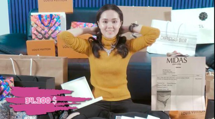 Món đồ đắt đỏ nhất trong clip "đập hộp" lần này của cô nàng là là chiếc dây chuyền đính 286 viên kim cương, có giá 34.200 USD do mẹ tặng nhân dịp sinh nhật.