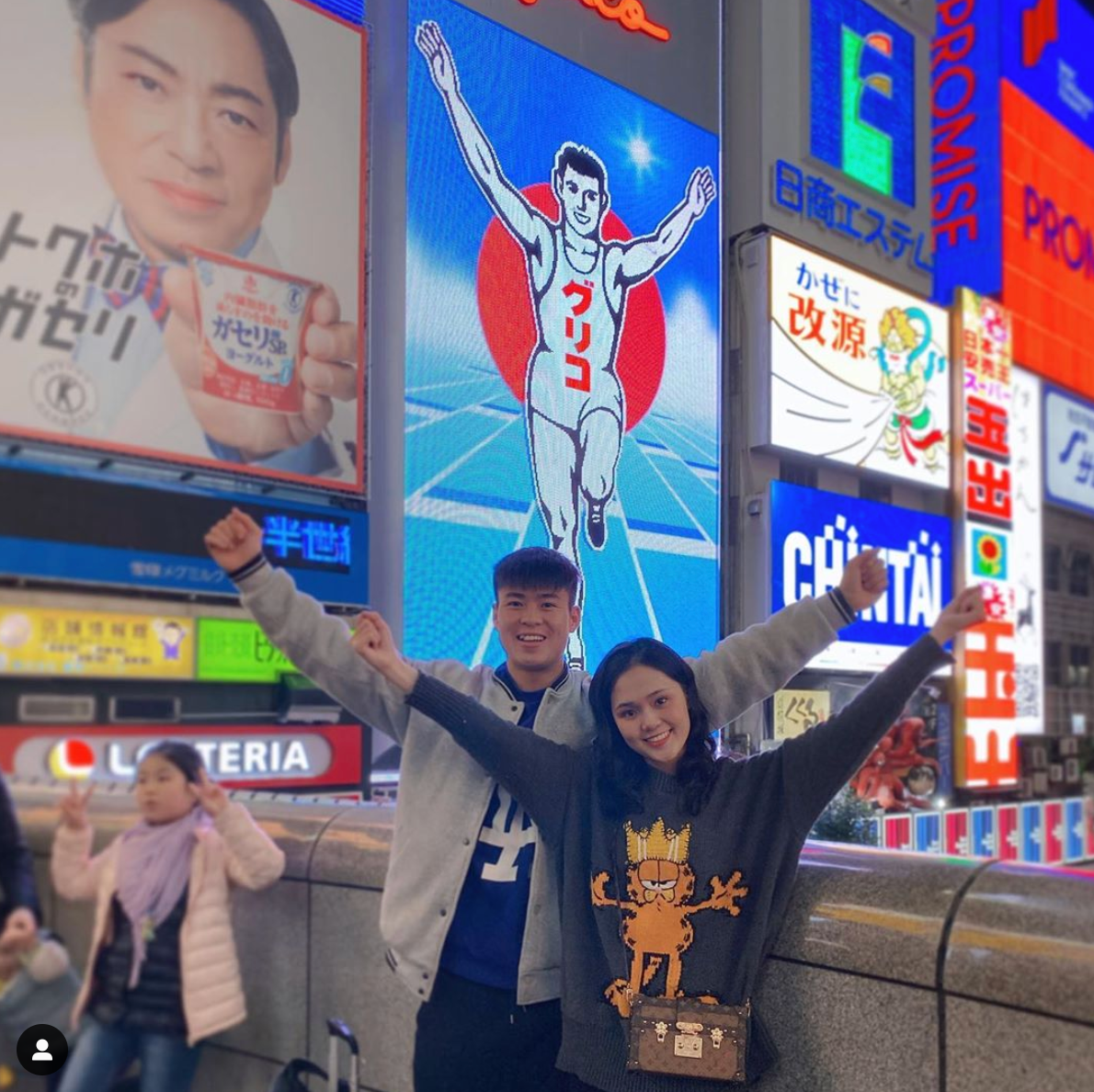 Duy Mạnh cũng là 1 trong những cầu thủ yêu chiều bạn gái, xứng danh "bạn trai nhà người ta". Không chỉ thường xuyên tặng quà, anh chăm chỉ tương tác, tag bạn gái ở bất kỳ bức ảnh nào trên mạng xã hội.