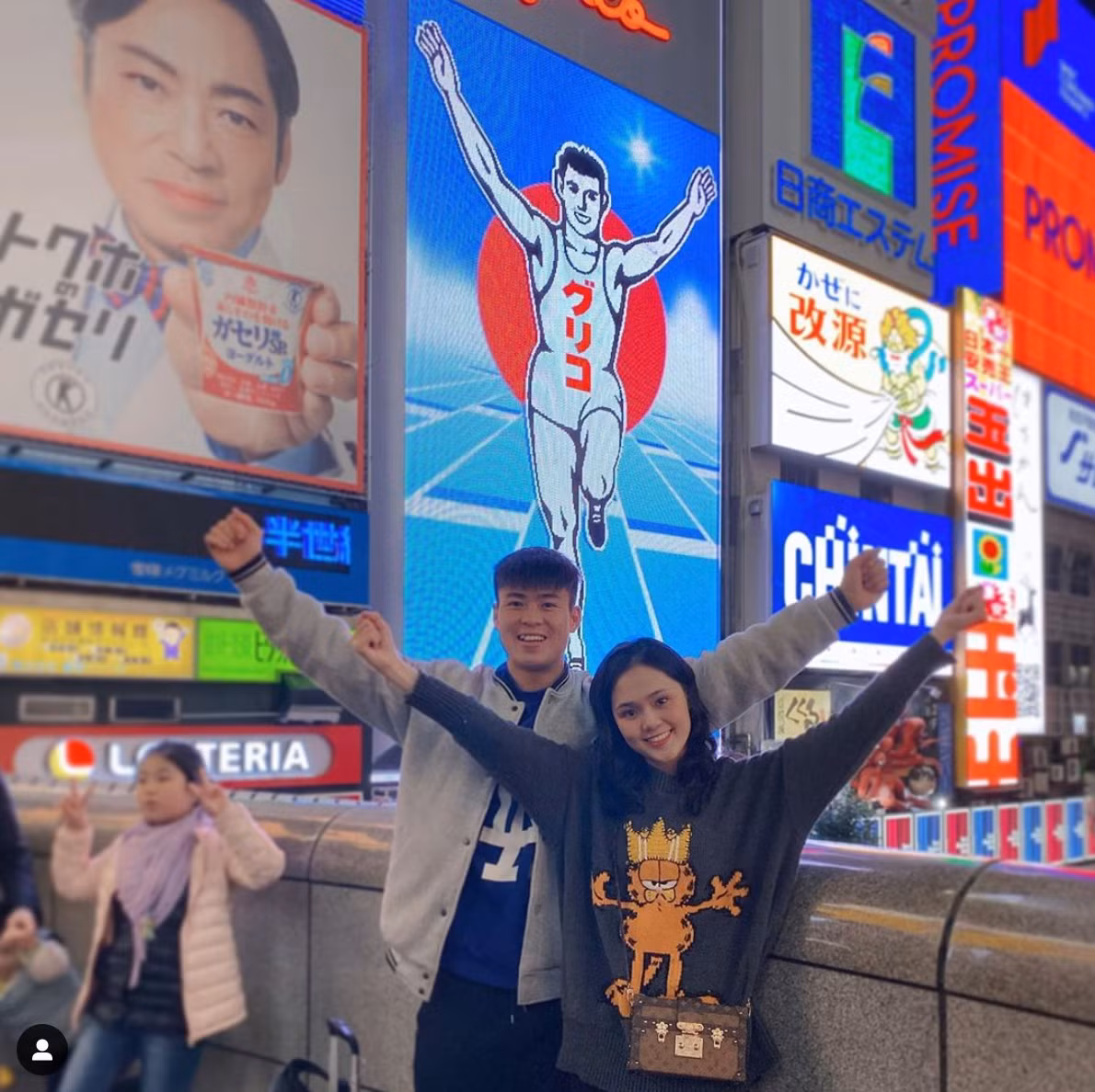 Duy Mạnh cũng là 1 trong những cầu thủ yêu chiều bạn gái, xứng danh "bạn trai nhà người ta". Không chỉ thường xuyên tặng quà, anh chăm chỉ tương tác, tag bạn gái ở bất kỳ bức ảnh nào trên mạng xã hội.