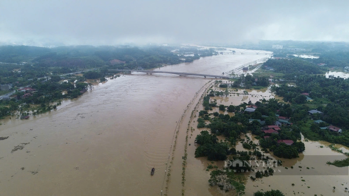 Sông Hồng đoạn chảy qua TP.Yên Bái lúc 16h chiều nay. 