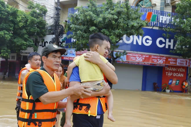 Hiện xe ô tô chở đồ tiếp tế tới từ các tỉnh như Hà Nam, Ninh Bình, Nam Định, Hà Nội... liên tục hỗ trợ người dân Yên Bái nhu yếu phẩm cần thiết.