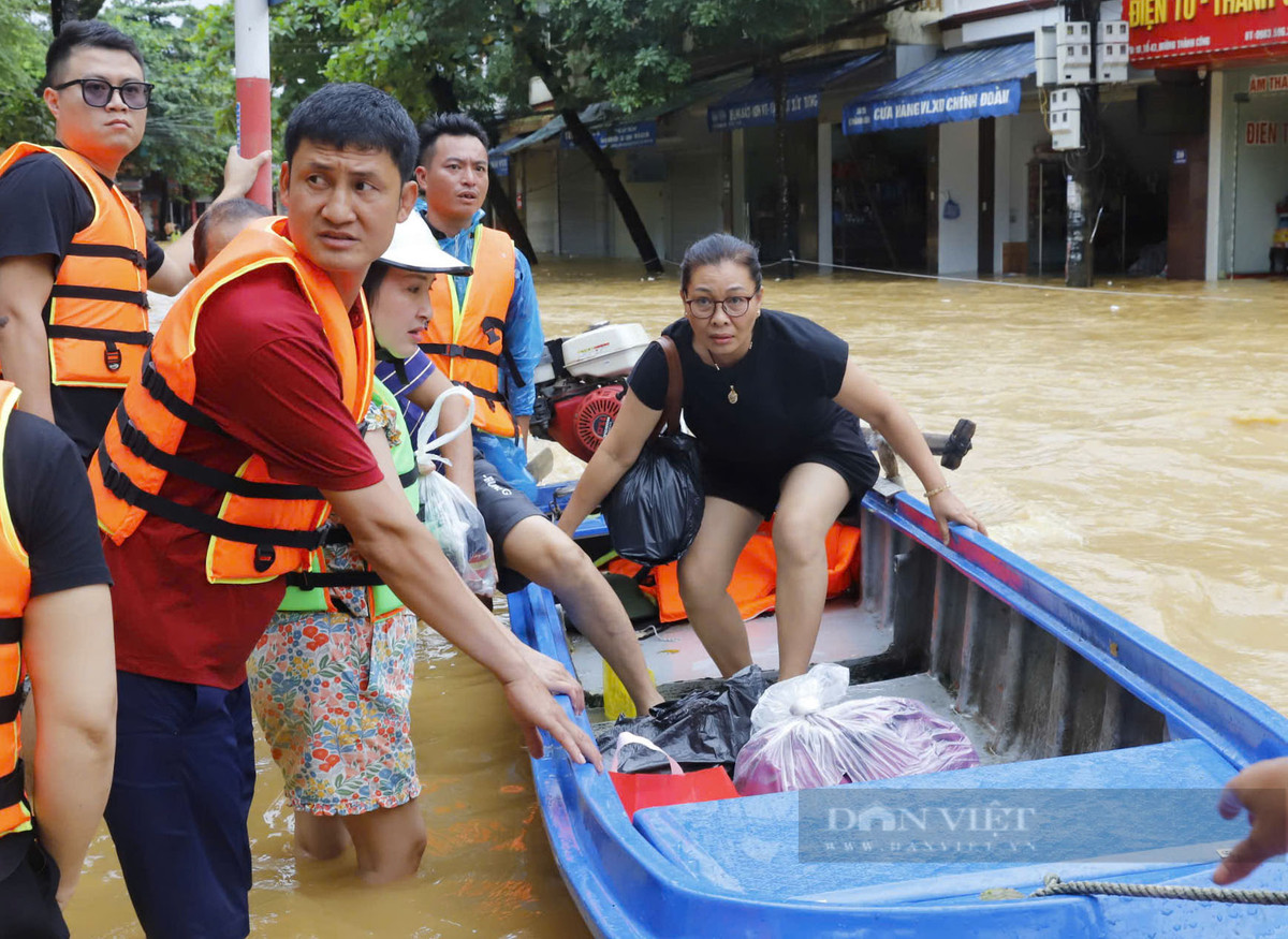 Người dân được đưa ra khỏi những vùng ngập nặng. 