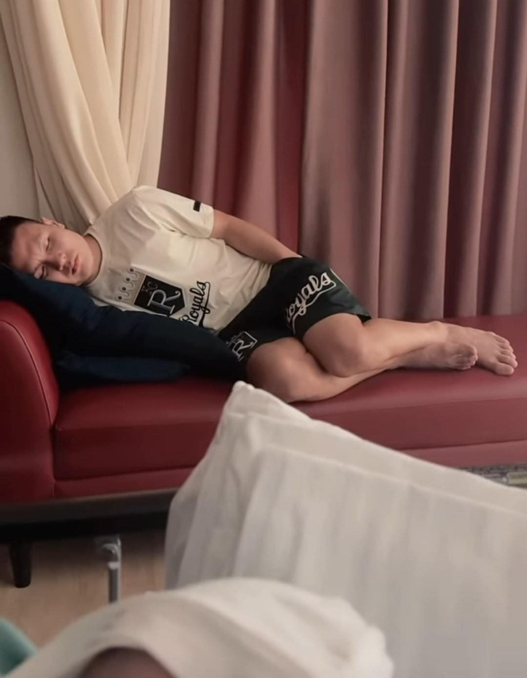 Chu Thanh Huyền cũng chia sẻ khoảnh khắc đáng yêu ngủ thiếp đi của chồng sau khi thức chờ vợ sinh.