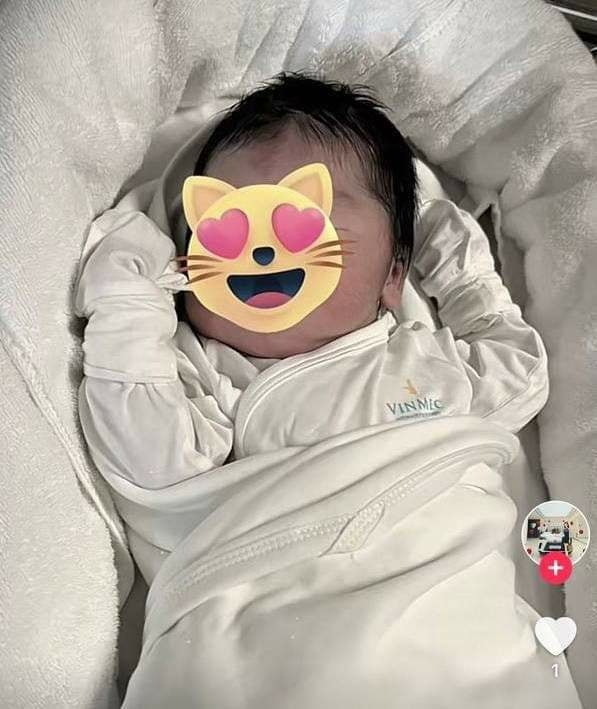 Những hình ảnh đầu tiên của em bé nhà Quang Hải đã được nhiều người truyền tay nhau.