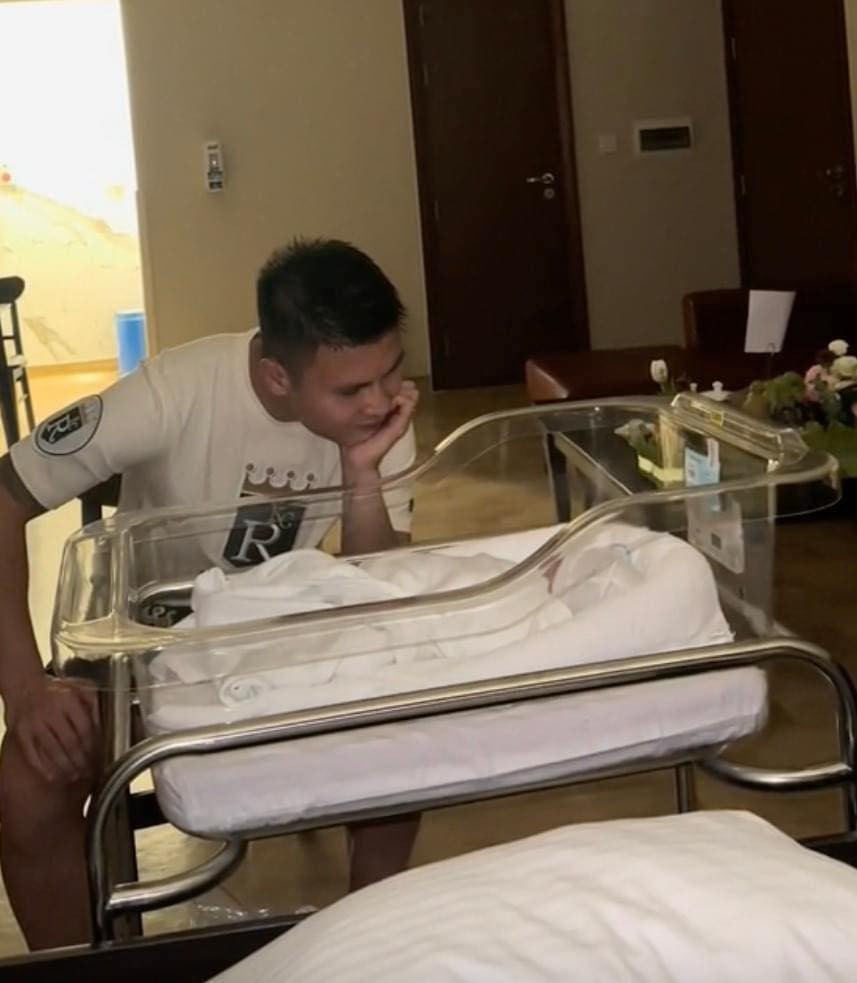 Nam cầu thủ cũng ở bên cạnh vợ và con trong thời gian sau sinh. Quang Hải lặng lẽ ngắm nhìn em bé không biết chán.