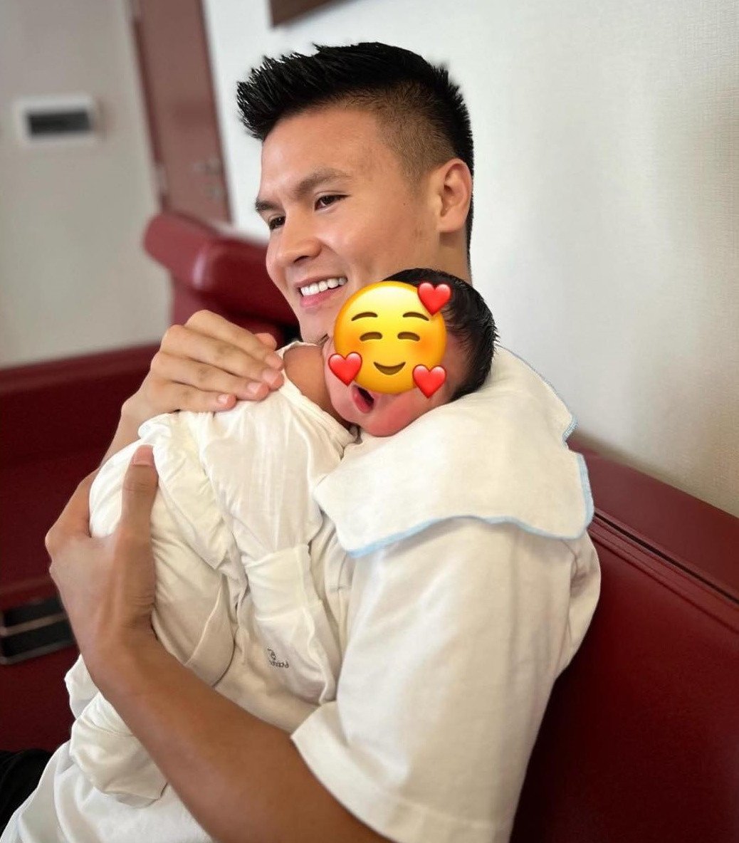 Quang Hải chính thức gia nhập hội bỉm sữa. Hình ảnh ông bố trẻ bế em bé được Chu Thanh Huyền chụp lại và đăng tải lên story. Quang Hải cười hạnh phúc khi được bế đứa con đầu lòng.