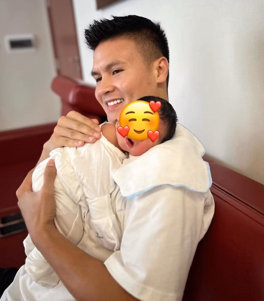 Quang Hải chính thức gia nhập hội bỉm sữa. Hình ảnh ông bố trẻ bế em bé được Chu Thanh Huyền chụp lại và đăng tải lên story. Quang Hải cười hạnh phúc khi được bế đứa con đầu lòng.