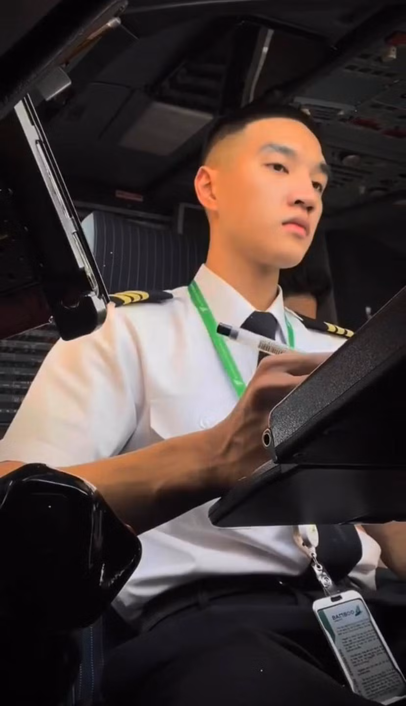 Những ngày gần đây, các chị em không ngừng xôn xao với loạt video của một nam phi công trẻ tuổi mang tên Hà Còi. Chưa hết mê mẩn thì một "em trai phi công" khác lại xuất hiện khiến chị em nhốn nháo. Đặc biệt trái ngược với ngoại hình ngọt ngào dễ thương của Hà Còi, chàng phi công điển trai này được nhận xét có nét "trai hư".