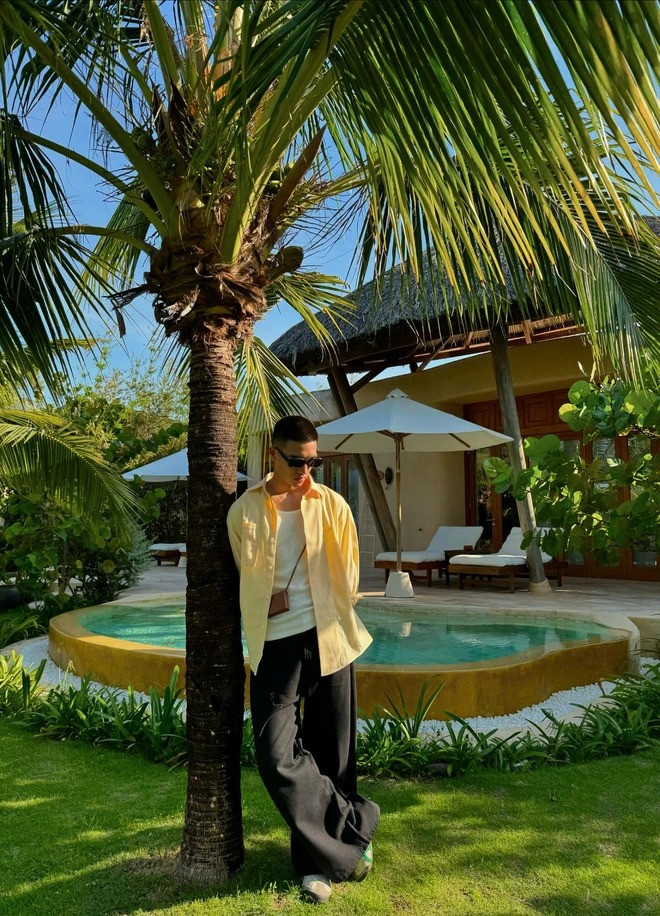 Anh chàng có vẻ ngoài ưa nhìn với chiếc mũi cao và thẳng tắp, mái đầu đinh cực ngầu.