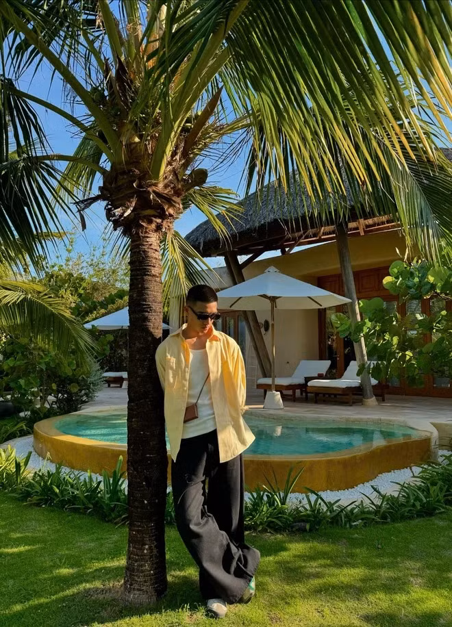 Anh chàng có vẻ ngoài ưa nhìn với chiếc mũi cao và thẳng tắp, mái đầu đinh cực ngầu.