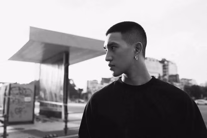 Hiện tại Dũng đang là phi công của hãng Bamboo Airways, đang trong thời gian huấn luyện để trở thành cơ phó. Giải thích cụ thể hơn, anh chàng cho biết: "Mình vẫn đi bay khai thác thương mại chở khách bình thường và có sự hướng dẫn của thầy để có thể chính thức thành cơ phó".