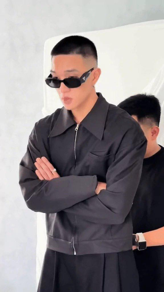 Ngoài công việc của một phi công, Huỳnh Trung Dũng còn là người mẫu ảnh tự do cho các shop thời trang và local brand nhờ vẻ ngoài cool ngầu và cá tính.