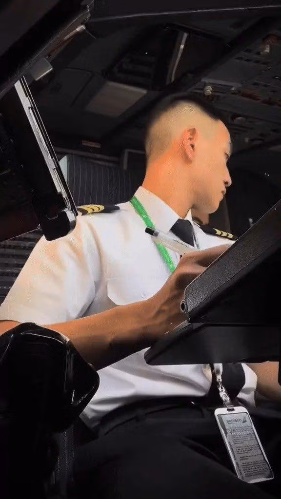 Được biết chàng phi công trẻ này có tên là Huỳnh Trung Dũng, sinh năm 2000, đến từ TP.HCM, cao 1m75. Những clip chia sẻ về công việc của mình thu hút hàng triệu view trên nền tảng mạng xã hội.