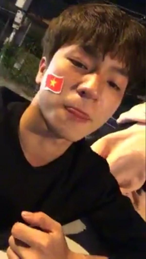 Nhiều người còn nhận xét, chàng trai đi bão mừng chiến thắng của các cầu thủ U22 Việt Nam có nét hao hao giống nam diễn viên đình đám Hàn Quốc Lee Min Ho.