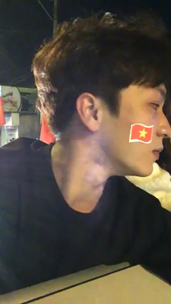 Sống mũi cao, đôi mắt hai mí và đặc biệt là nụ cười của anh chàng cũng giống hệt Lee Min Ho khiến nhiều người còn lầm tưởng nam diễn viên Hàn Quốc về Việt Nam đi "bão" mừng HLV Park Hang-seo chiến thắng.