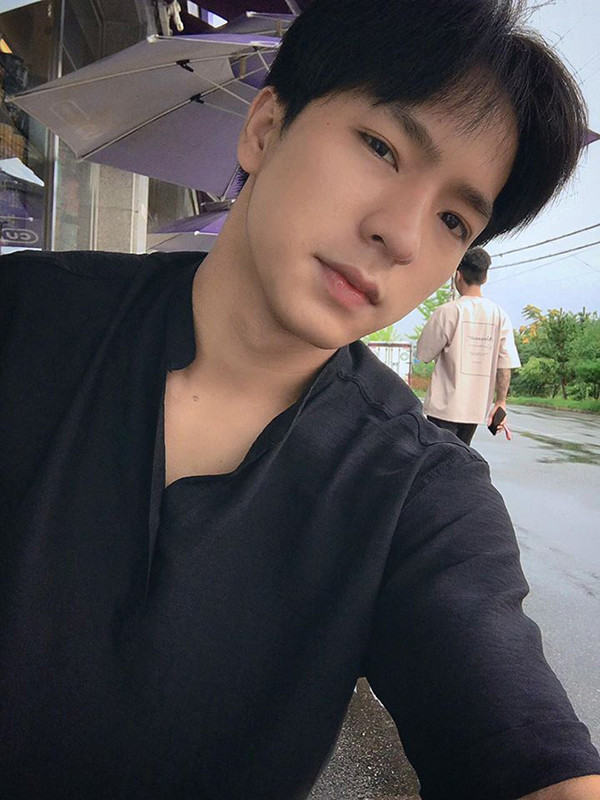 Không những thế Minh Tân cũng từng có thời gian sinh sống và tại xứ sở Kim chi khi theo học ngành ngôn ngữ Tiếng Hàn tại trường Đại học Dongguk và đã trở về Việt Nam.