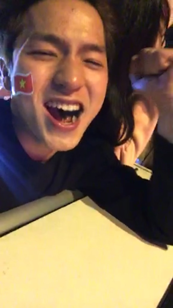 Hoà chung vào cơn "bão" hạnh phúc với đội tuyển U22 Việt Nam, dân mạng phát hiện trong dòng người có một chàng trai siêu đẹp, xứng đáng trở thành hot boy đi "bão", mỹ nam quốc dân.