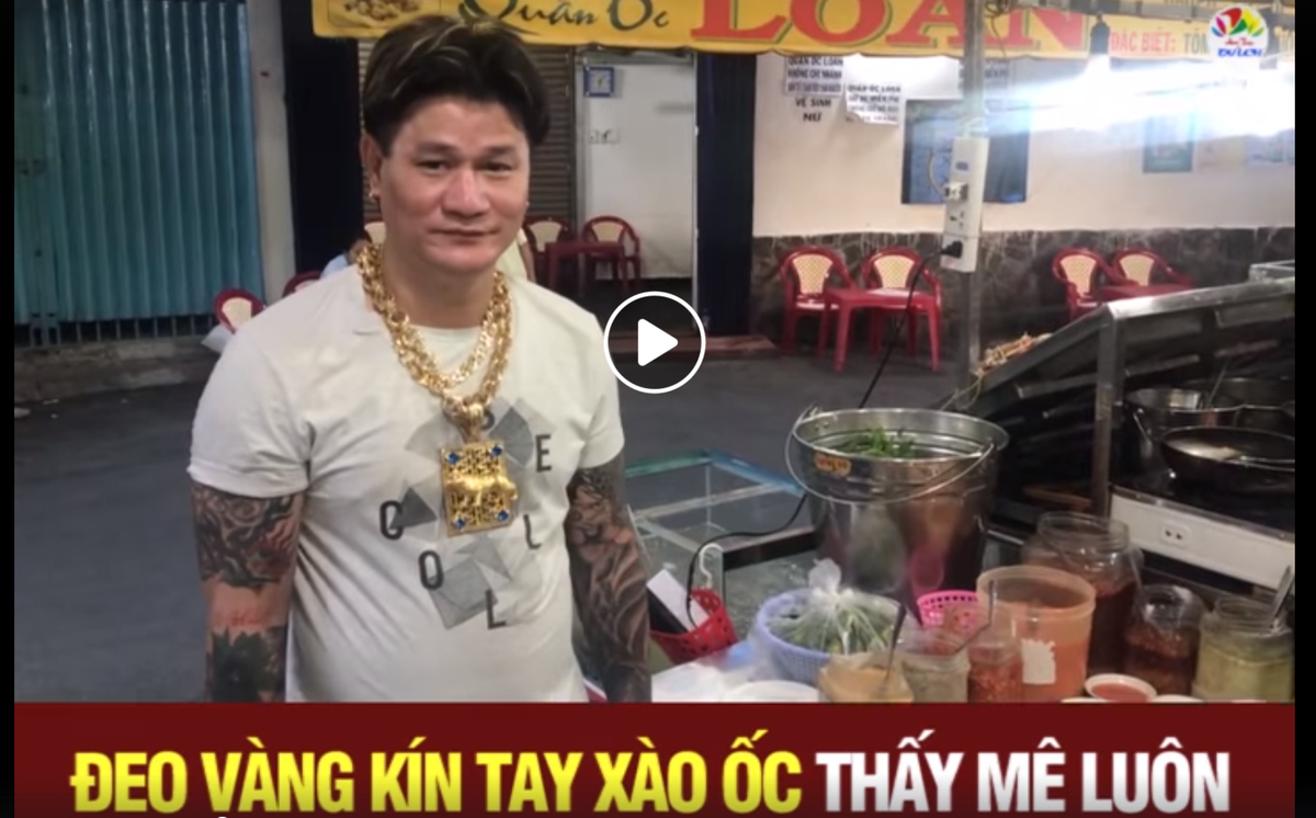 Anh Dũng - chủ quán ốc cho biết hai vợ chồng anh đeo nhiều vàng đứng bán ốc từ nhiều năm trước. Nhưng mãi tới thời gian này mới được nhiều người chú ý.