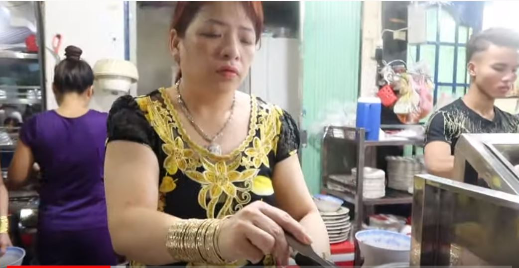 Ngoài ra, chị Loan - vợ anh Dũng - cũng đeo rất nhiều lắc tay và kiềng vàng khi nấu nướng.