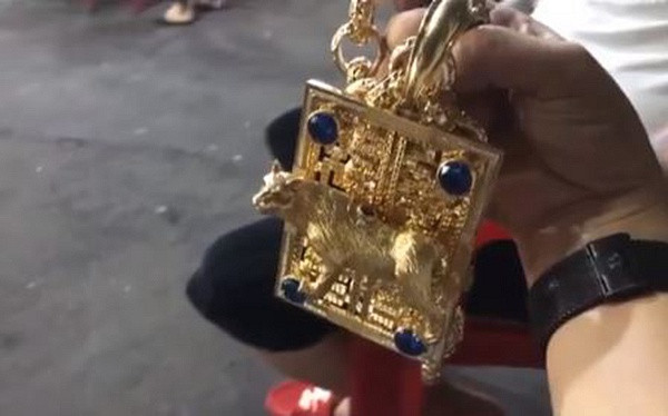 Anh chia sẻ, chỉ riêng dây chuyền vàng có hình con mèo nặng hơn 2kg, trị giá hơn 1 tỷ đồng.