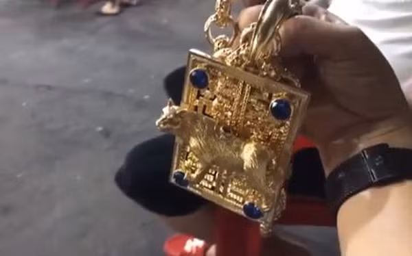 Anh chia sẻ, chỉ riêng dây chuyền vàng có hình con mèo nặng hơn 2kg, trị giá hơn 1 tỷ đồng.