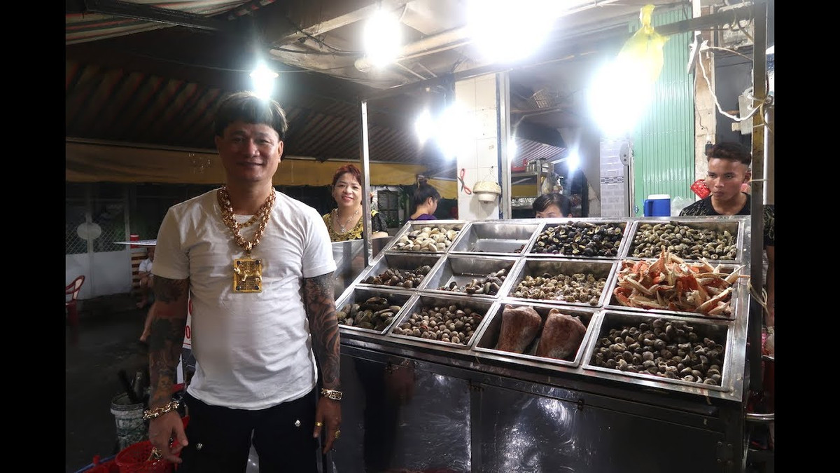 Khi bị cho rằng "khoe mẽ", anh Dũng khẳng định đeo vàng là sở thích, cũng là cách hay để hút khách.