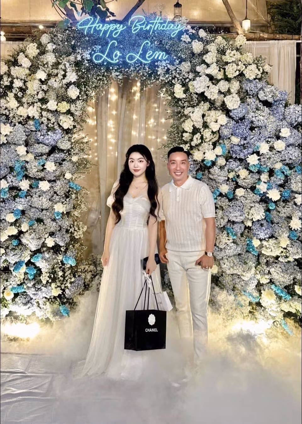 Sở hữu làn da trắng mịn màng, Lọ Lem "nổi bần bật", hệt như nàng công chúa tại buổi tiệc. Cô nàng cũng được nhận rất nhiều món quà giá trị tại bữa tiệc của mình.