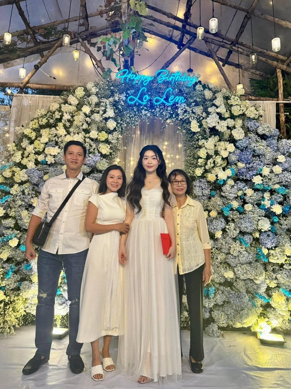 Ở tuổi 18, Lọ Lem được khen ngày càng trưởng thành và xinh đẹp. Cô cao 1,7m, ngoại hình mảnh mai, phong cách nữ tính, ngọt ngào.Trong bữa tiệc của mình, Lọ Lem mặc chiếc váy trắng trong trẻo.