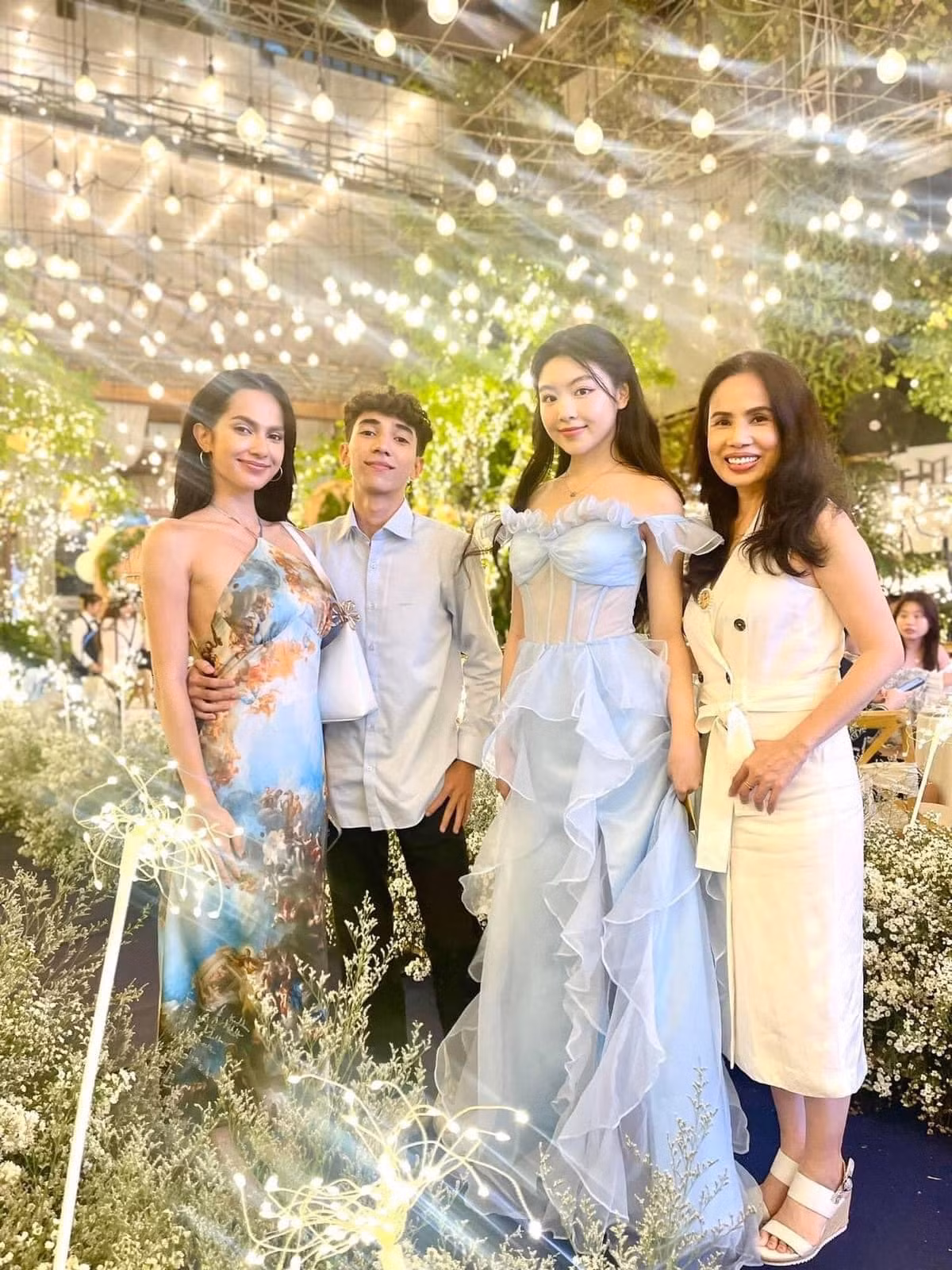 Buổi tiệc tổ chức hoành tráng tại một nhà hàng sang trọng. Không gian trang trí nhiều hoa tươi. Khách mời tham dự diện dresscode trắng, xanh - đây cũng là màu sắc chủ đạo của tiệc sinh nhật. Được biết ý tưởng của buổi tiệc được chính chủ nhân - Lọ Lem nghĩ ra.