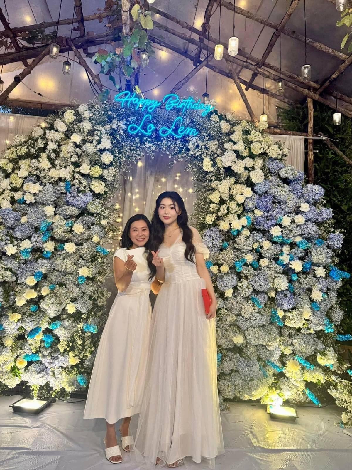 Cô nàng chụp ảnh cùng khách mời của bữa tiệc, có thể thấy Lọ Lem có chiều cao rất vượt trội.