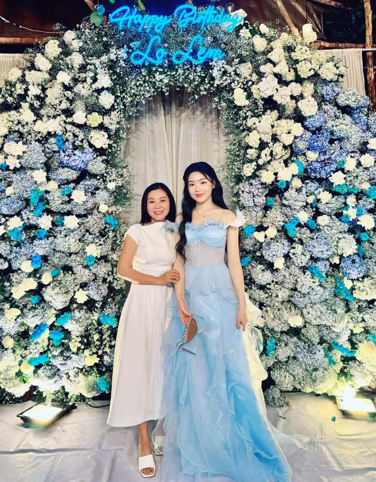 Tối 6/4, gia đình MC Quyền Linh và doanh nhân Dạ Thảo tổ chức tiệc mừng sinh nhật tròn 18 tuổi cho Lọ Lem. Đông đảo nghệ sĩ là bạn bè thân thiết như: NSND Hồng Vân, Sam, Quốc Thiên,... đến tham dự.