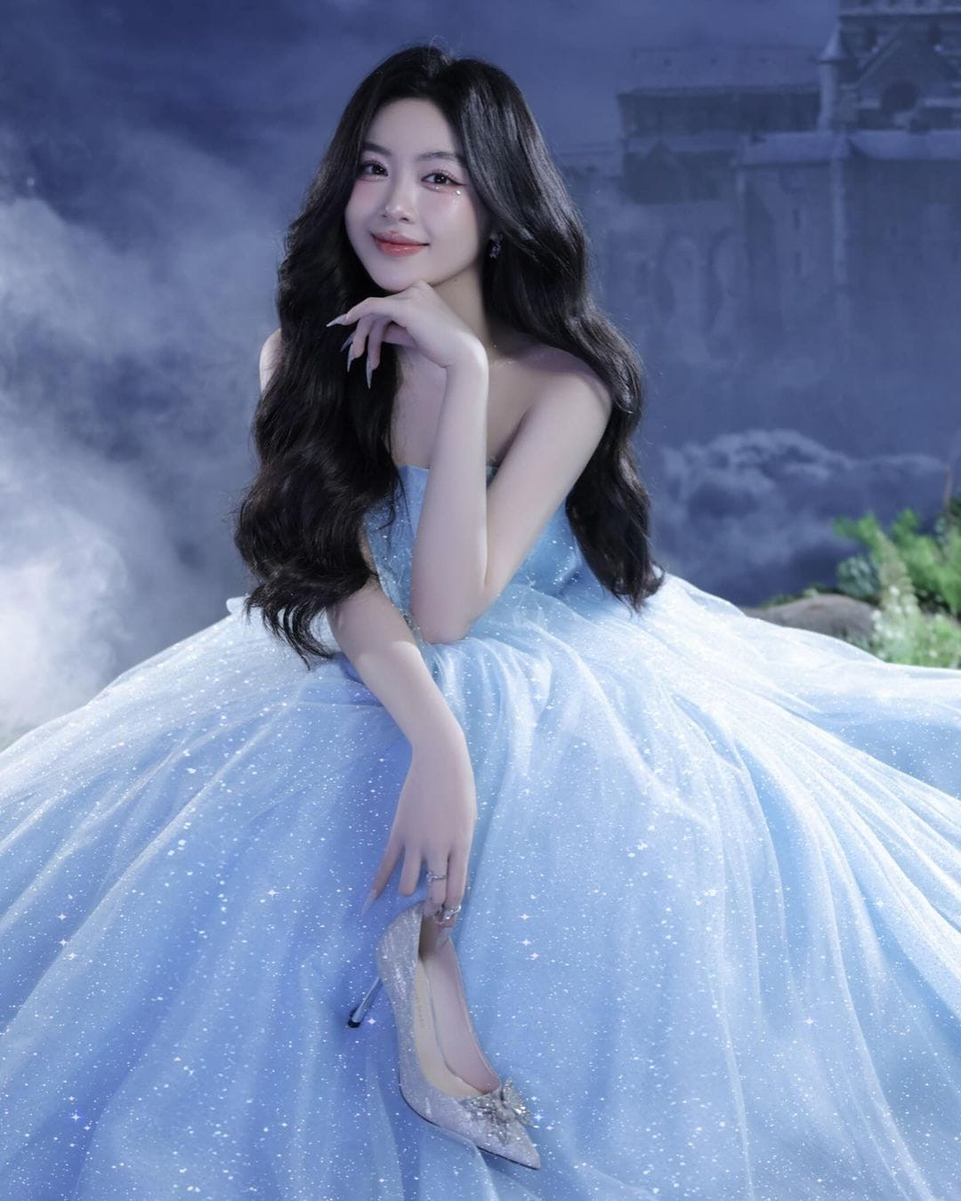 Chiều cao vượt trội cùng gương mặt thanh tú iúp Lọ Lem gây thiện cảm với mọi người. Loạt ảnh mới của Lọ Lem nhanh chóng nhận về hơn 43.000 lượt thích. Nhiều người kì vọng sau này cô sẽ dấn thân với các cuộc thi sắc đẹp trong nước và quốc tế.