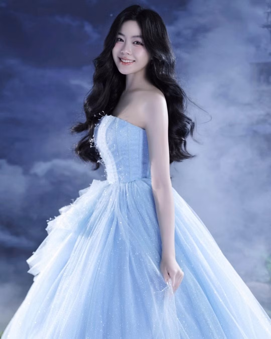 Trước đó, cô nàng cũng đã có bộ ảnh chào tuổi 18 xinh như nàng công chúa trong chiếc váy xanh bồng bềnh.