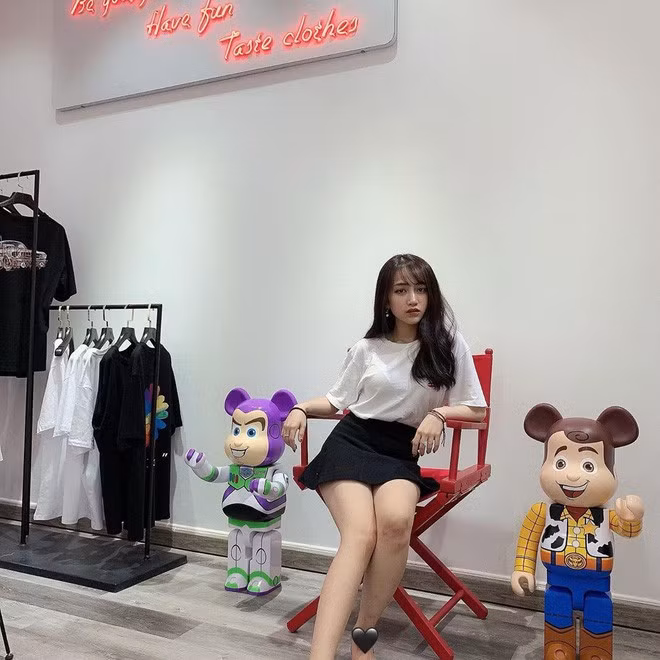 Thường thì cô nàng sẽ duỗi thẳng nhưng cũng có nhiều lúc, Joyce Phạm uốn xoăn giả để gương mặt thêm phần dịu dàng, nữ tính và thu hút hơn.