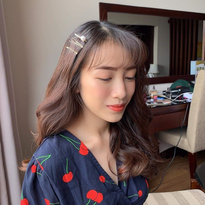 Có thể thấy, kiểu tóc gắn liền với Minh Anh trong thời gian gần đây là kiểu tóc dài thướt tha cùng mái thưa đúng chuẩn Hàn Quốc.