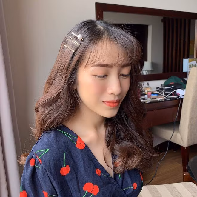 Có thể thấy, kiểu tóc gắn liền với Minh Anh trong thời gian gần đây là kiểu tóc dài thướt tha cùng mái thưa đúng chuẩn Hàn Quốc.