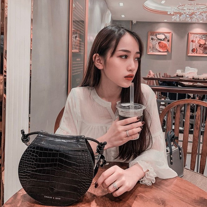 Dường như nhận thấy việc mái tóc dài không còn phù hợp với mình nữa, nên mới đây ái nữ nhà đại gia Minh Nhựa đã có 1 quyết định khá táo bạo.