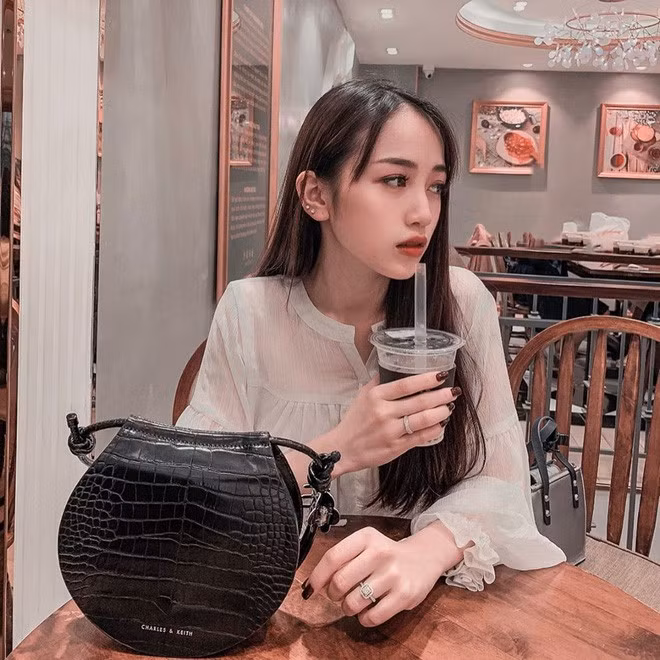 Dường như nhận thấy việc mái tóc dài không còn phù hợp với mình nữa, nên mới đây ái nữ nhà đại gia Minh Nhựa đã có 1 quyết định khá táo bạo.