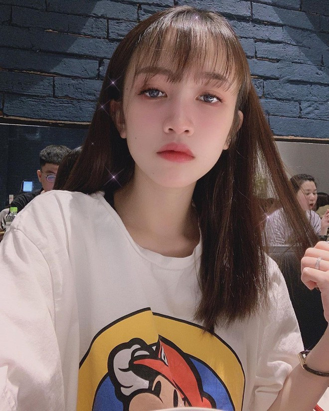 Thật may, trông cô nàng trẻ trung hơn rất nhiều sau khi cắt tóc mà nhìn tổng thể, mái tóc cũng suôn mượt, dày dặn hơn rất nhiều.